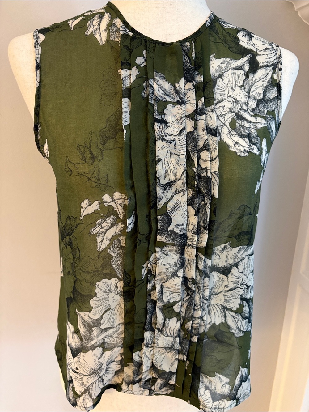 FARM RIO Pleated Semi-Sheer Floral Button Back Sleeveless Blouse Size Petite
